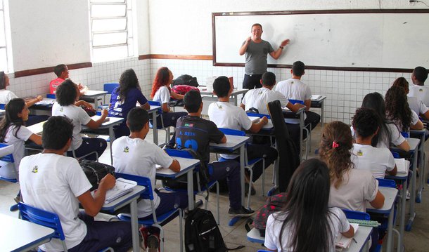 O governo estadual, por meio da Secretaria de Estado da educação (Seduc), divulgou a relação de professores da rede pública de ensino que serão contemplados com o pagamento de progressões funcionais, neste ano; ao todo, 4.608 educadores do quadro da Seduc progredirão na carreira, resultando em um impacto financeiro anual de aproximadamente R$ 14 milhões para o Estado; as progressões serão implementadas a partir do próximo salário, parceladas em duas etapas. Juntamente com o vencimento de maio, os servidores receberão retroativamente os meses de janeiro, fevereiro e março, e, no vencimento de junho, o Estado pagará o retroativo de abril, maio e junho, regularizando a situação