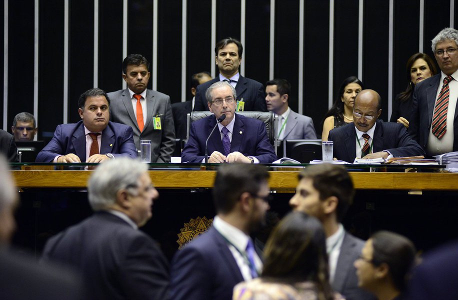 Nesta terça-feira, o governo da presidente Dilma sofreu derrotas na votação da medida provisória 685, que cria um programa para facilitar o pagamento de dívidas tributárias em litígio, além de ver adiada a votação da DRU, essencial para o controle das contas públicas; hoje, a DRU segue no radar, enquanto repatriação deve ser votada