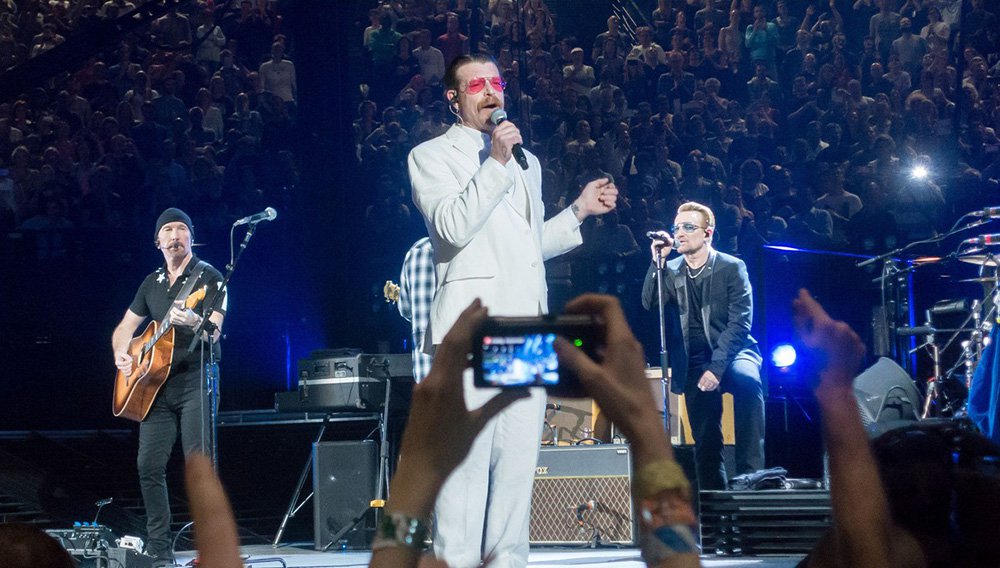 O Eagles of Death Metal, a banda que se apresentava no palco quando ocorreu o mais letal dos ataques do Estado Islâmico em Paris em 13 de novembro, fez uma aparição emotiva e forte em um show do U2 na capital francesa; liderada pelo vocalista Jesse Hughes vestido com um terno branco, na Arena Accorhotels, a banda de rock californiana interpretou uma versão de Patti Smith de "People have the Power" e depois uma canção própria, "I Love You All The Time"