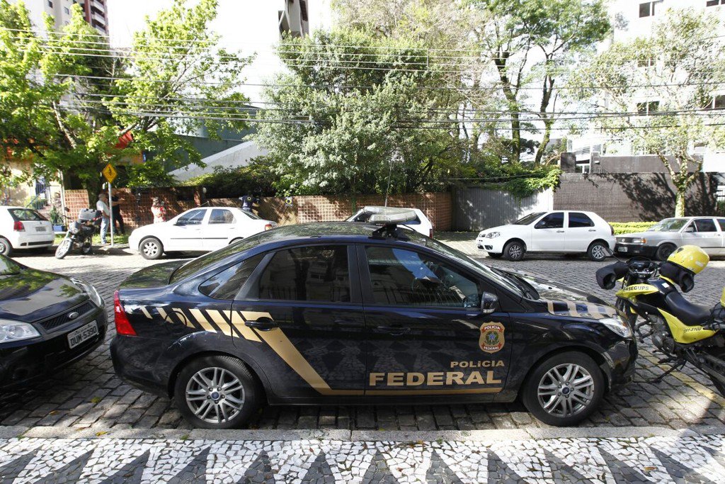 A Polícia Federal (PF) cumpriu mandado de busca e apreensão no Instituto Jaime Lerner, em Curitiba, na manhã desta quinta-feira, no âmbito da Operação Nosotros; ação, que tem como foco principal Palmas, capital do Tocantins, investiga suspeitas de irregularidades na implantação, na cidade, do sistema de ônibus BRT ao custo de R$ 260 milhões; segundo a polícia, houve repasse de informações privilegiadas da prefeitura de Palmas a empresas que participaram da concorrência do BRT