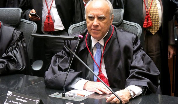 A Justiça manteve a decisão de obrigar o governo do Rio a cumprir o calendário de pagamento de servidores públicos no último dia do mês; na decisão, o presidente do TJ-RJ, desembargador Luiz Fernando Ribeiro de Carvalho, afirmou que o estado não conseguiu comprovar a crise econômica e que o pagamento de servidores deve ser prioridade
