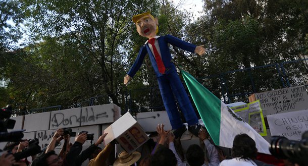 A Casa Branca negou as informações veiculadas pela AP sobre as supostas ameaças que o presidente dos EUA, Donald Trump, teria feito ao seu líder mexicano, Enrique Peña Nieto, sobre o envio de tropas para conter os "hombres maus” do México, de acordo com o jornal The Hill