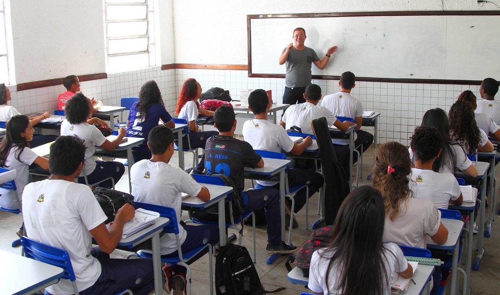 O governo estadual, por meio da Secretaria de Estado da educação (Seduc), divulgou a relação de professores da rede pública de ensino que serão contemplados com o pagamento de progressões funcionais, neste ano; ao todo, 4.608 educadores do quadro da Seduc progredirão na carreira, resultando em um impacto financeiro anual de aproximadamente R$ 14 milhões para o Estado; as progressões serão implementadas a partir do próximo salário, parceladas em duas etapas. Juntamente com o vencimento de maio, os servidores receberão retroativamente os meses de janeiro, fevereiro e março, e, no vencimento de junho, o Estado pagará o retroativo de abril, maio e junho, regularizando a situação