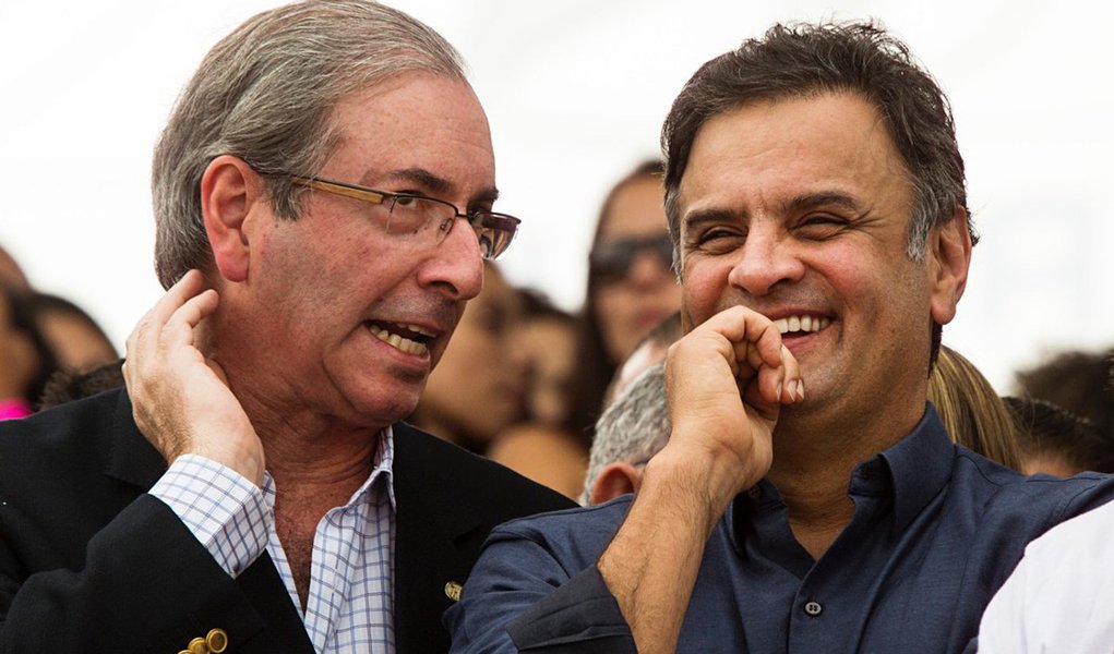 Colunista Janio de Freitas cita o novo golpe de Eduardo Cunha na presidência da Câmara que invalidou a abertura de processo contra ele na Comissão de Ética e critica apoio do PSDB e DEM:  ‘A baixeza não tem fundo. Mas tem sua lógica. De cada vez que Dilma Rousseff, ao discursar na reabertura do Congresso, defendeu medidas neoliberais e antissociais, o PSDB comandou a vaia. Aécio Neves, em entrevistas de chefe da turma, logo depois verbalizou as vaias. Ou seja, em vez da inteligência de explorar a adesão de Dilma, o PSDB vaia as medidas de que é o representante’