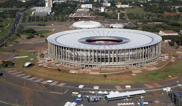 A Câmara Legislativa confirmou Brasília como sede para partidas de futebol nos Jogos Olímpicos e Paralímpicos Rio 2016; parlamentares aprovaram um projeto que estabelece as regras a serem seguidas pela capital para os dez jogos que ocorrerão no Estádio Nacional de Brasília Mané Garrincha; a estreia da seleção brasileira masculina será na arena, no dia 4; texto ainda define estratégias para manter o trânsito organizado e estabelece que o Executivo indique hospital de referência para atender as pessoas credenciadas no evento; governo do Distrito Federla vai investir R$ 25 milhões na organização do evento