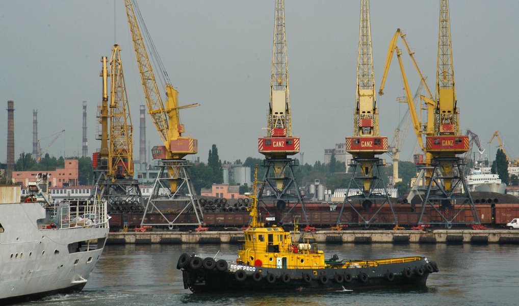 Pequeno barco de passageiros afundou neste sábado, 17, perto do porto ucraniano de Odessa, deixando 12 pessoas mortas, disseram autoridades da Ucrânia; o ministério de infraestrturura informou em um comunicado que o acidente aconteceu perto da pequena cidade de Belgorod-Dnistrovsky; embarcação transportava 36 passageiros