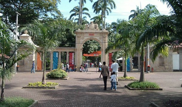 O presidente da fundação RioZoo, Sergio Luiz Felipe, foi preso, por policiais da Delegacia de Proteção ao Meio Ambiente (DPMA) em consequência de irregularidades encontradas no local, como 160 quilos de carne vencidos que seriam utilizados para consumo, além de medicamentos que também estavam vencidos; os agentes também encontraram quatro espingardas de diversos calibres, sem registro, em um armário dentro do hospital veterinário, junto com outros rifles de ar comprimido; Ibama já havia determinado o fechamento do local por problemas estruturais; a prefeitura já abriu licitação para modernização do zoologico; o valor da concessão é de R$ 66,6 milhões e tem prazo de dois ano