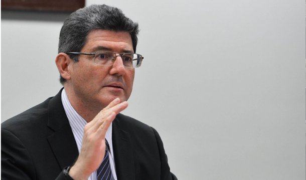 Em debate com a diretora-gerente do Fundo Monetário Internacional (FMI), Christine Lagarde, e o governador do Banco da Inglaterra, Mark Carney, nesta quinta (8), o ministro Joaquim Levy afirmou que o país aproveitou o período de bonança econômica para melhorar a estrutura econômica e social e ampliar as reservas internacionais; segundo o ministro, a tendência foi seguida pela maioria dos países latino-americanos, que não sofreram problemas como bolhas de ativos, como ocorreu com o crédito imobiliário nos Estados Unidos; “Temos agora, por exemplo, reservas internacionais que não tínhamos antes", disse ele