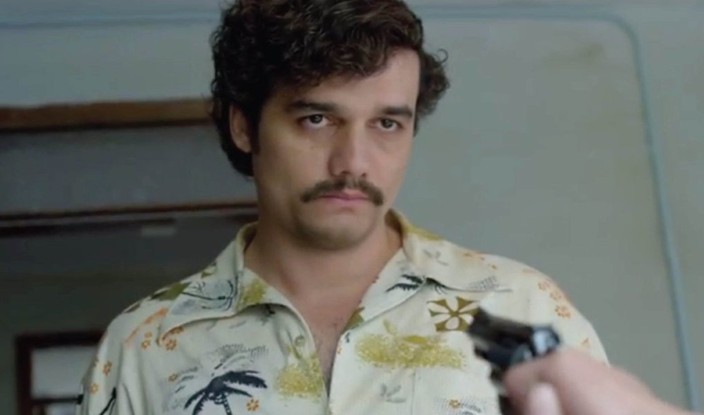 Protagonista da série "Narcos", que estreou na Netflix, em 28 de agosto, Wagner Moura, que interpreta o traficante Pablo Escobar, tem recebido elogios, mas também críticas por sua atuação, sobretudo em relação ao sotaque do brasileiro; em depoimento à Folha, o ator comentou o assunto: "Desculpe, não há muito o que falar. Acho que não cabe ficar me justificando de críticas. O trabalho está aí, tem gente que gosta e gente que não gosta, assim é que funciona esse negócio. Claro que meu espanhol não é igual ao espanhol falado por um paisa [alguém da região] de Medellín. Tampouco é tão bom quanto o de qualquer um que fala essa língua desde que nasceu. Te garanto, no entanto, que fiz o melhor que pude", afirmou