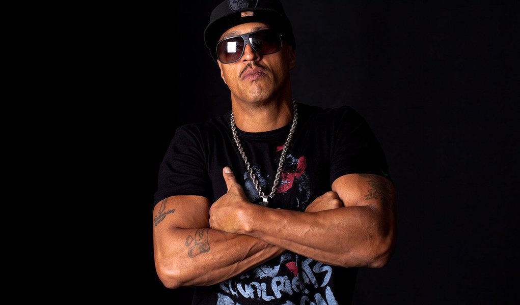 Líder do Racionais MC's elogiou o governo do ex-presidente Luiz Inácio Lula da Silva (PT), mas afirmou que o projeto da gestão do petista foi "sabotado" por quem se sentiu prejudicado pela ascensão social; de acordo com ele, "há muitos interesses para que o Brasil não continue nesses caminho. Tem gente que não está contente com as divisões que foram feitas após o governo Lula. Tem gente que vivia no privilégio, não da justiça"; segundo Mano Brown, defensores do impeachment da presidente Dilma, "não estão preocupados com Brasil"; "Eles estão preocupados em substituir quem está no poder"