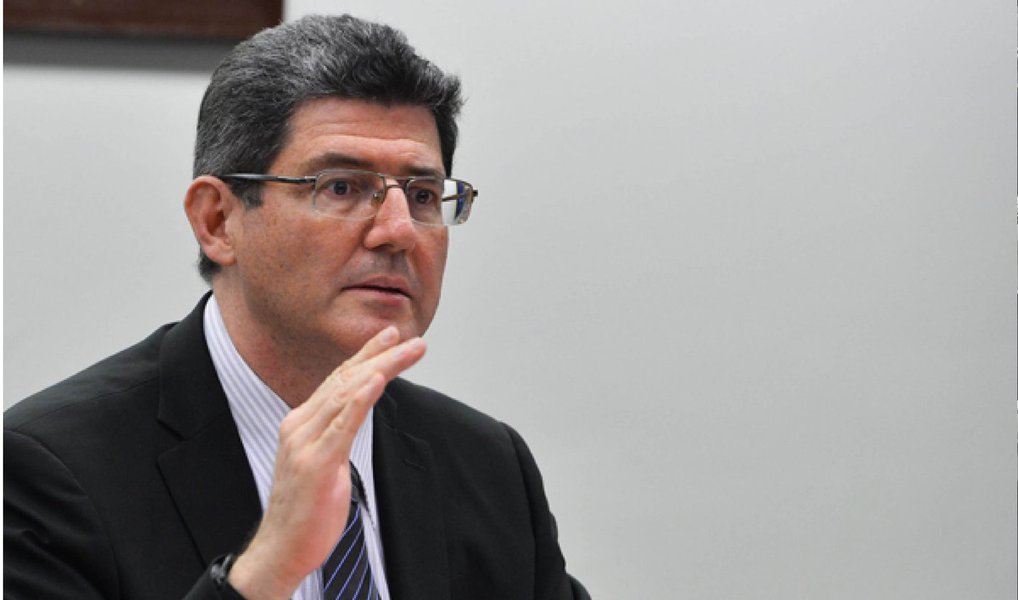 Em debate com a diretora-gerente do Fundo Monetário Internacional (FMI), Christine Lagarde, e o governador do Banco da Inglaterra, Mark Carney, nesta quinta (8), o ministro Joaquim Levy afirmou que o país aproveitou o período de bonança econômica para melhorar a estrutura econômica e social e ampliar as reservas internacionais; segundo o ministro, a tendência foi seguida pela maioria dos países latino-americanos, que não sofreram problemas como bolhas de ativos, como ocorreu com o crédito imobiliário nos Estados Unidos; “Temos agora, por exemplo, reservas internacionais que não tínhamos antes", disse ele