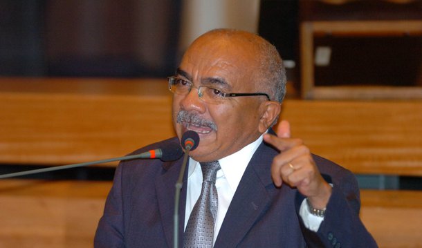 Deputado distrital Chico Vigilante (PT-DF) criticou de maneira contundente a "hipocrisia" de muitos dos deputados que votaram a favor do impeachment da presidente Dilma Rousseff sob a justificativa de votarem contra a corrupção; segundo ele, o exemplo da maior "cara- de- pau" foi o do deputado federal Augusto Carvalho (SD-DF), do Solidaridade, "um condenado pela Justiça", afirmou Chico Vigilante; Segundo Vigilante, Carvalho já foi condenado  condenado pela 8ª Vara da Fazenda Pública do Distrito Federal no caso da gestão do Hospital de Santa Maria feita pela Real Sociedade Espanhola de Beneficência durante seu secretariado no GDF e teve seus direitos políticos suspensos por 8 anos