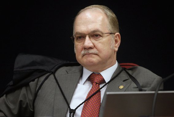 No voto que distribuiu aos colegas do Supremo Tribunal Federal nesta terça-feira, o ministro relator do processo do impeachment, Luiz Edson Fachin, legitima da votação secreta determinada pelo presidente da Câmara, Eduardo Cunha (PMDB-RJ), para escolher a comissão do impeachment; tema será debatido hoje à tarde pelo plenário, que decidirá sobre duas ações apresentadas pelo PCdoB