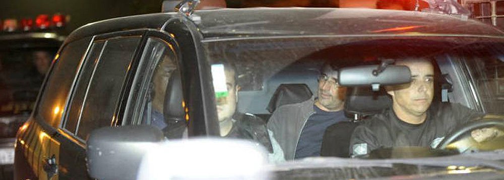 A transferência do banqueiro, da sede regional da PF foi determinada na noite desta quinta-feira (26) pelo ministro do Supremo Tribunal Federal (STF), Teori Zavascki; a saída de Esteves ocorreu às 22h18, em um comboio de veículos da Polícia Federal; ele é acusado de obstruir as investigações na Lava Jato para garantir a fuga para o exterior do ex-diretor da Petrobras Nestor Cerveró