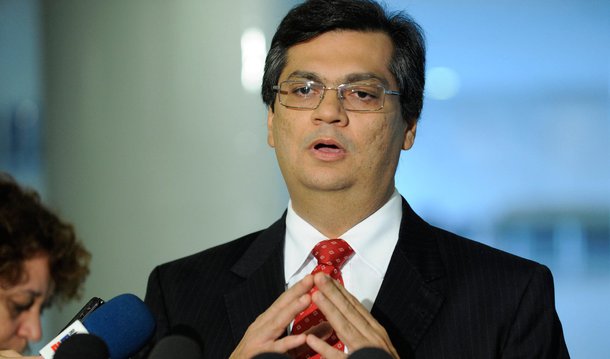 Não será surpresa se houver um entendimento entre o PCdoB e o PT em torno das eleições municipais de São Luis no ano que vem; uma fonte afirmou ao Blog do Robert Lobato que o partido do governador Flávio Dino está propenso a dialogar com o PT no sentido dos comunistas abriram mão da vaga de vice na chapa do prefeito Edivaldo (PDT), em 2016, em prol dos petistas; "O acordo seria mais um gesto do PCdoB e do próprio governador para que PT integre o palanque de Flávio em 2018 e deixe de vez a relação com o PMDB local", disse 