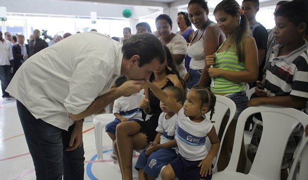 Seguindo com o programa Prefeitura Itinerante na Zona Oeste, o prefeito Eduardo Paes entregou mais quatro escolas construídas pelo programa Fábrica de Escolas do Amanhã Governador Leonel Brizola. As unidades vão beneficiar 2.360 estudantes; ao todo, 12 Escolas do Amanhã serão inauguradas esta semana na região; uma das metas estratégicas da Prefeitura do Rio é ter, até o fim de 2016, 35% dos alunos da rede municipal estudando em tempo integral, em turno de sete horas