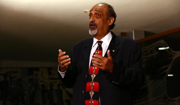 A Defensoria Pública do Estado do Rio de Janeiro quer que o ex-secretário estadual Assistência Social e Direitos Humanos, Ezequiel Teixeira, pague uma indenização no valor de R$ 1 milhão, que será revertida em ações da Secretaria de Estado de Assistência Social e Direitos Humanos para a promoção dos direitos da população de gays, lésbicas, bissexuais, transexuais e travestis (LGBT); de acordo com a Defensoria, a ação é resultado da “humilhação pública da comunidade LGBT, após declaração do ex-secretário em entrevista em que manifestou ser favorável à chamada 'cura gay' e comparou a homossexualidade à AIDS e ao câncer”; Teixeira se diz vítima de perseguição