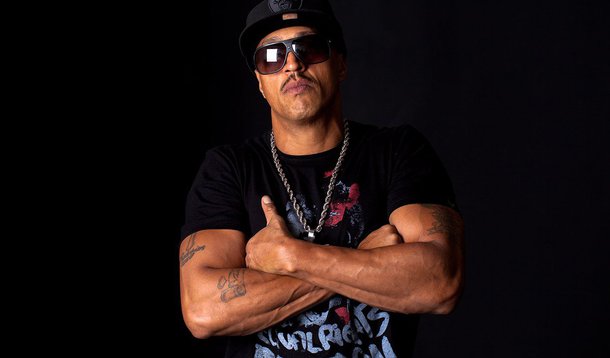 Líder do Racionais MC's elogiou o governo do ex-presidente Luiz Inácio Lula da Silva (PT), mas afirmou que o projeto da gestão do petista foi "sabotado" por quem se sentiu prejudicado pela ascensão social; de acordo com ele, "há muitos interesses para que o Brasil não continue nesses caminho. Tem gente que não está contente com as divisões que foram feitas após o governo Lula. Tem gente que vivia no privilégio, não da justiça"; segundo Mano Brown, defensores do impeachment da presidente Dilma, "não estão preocupados com Brasil"; "Eles estão preocupados em substituir quem está no poder"