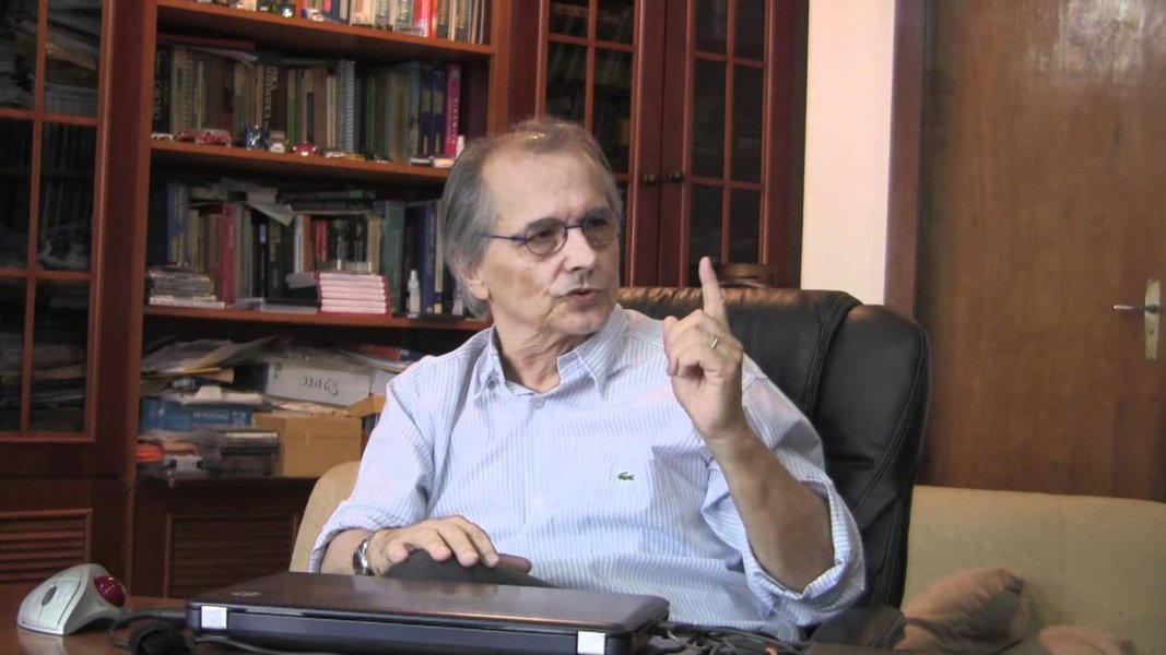 O novo vice-prefeito e Secretário de Transportes do Rio, Fernando Mac Dowell (foto), afirmou após tomar posse que nada ainda foi resolvido sobre o reajuste nas tarifa de ônibus, colocando na geladeira as empresas de transportes do Rio, que esperavam aumento no primeiro dia de 2017; Mac Dowell disse que vai primeiro conversar com o sindicato das empresas, e garantindo que por ora não haverá aumento no preço das passagens; segundo o secretário, "primeiro é preciso estudar melhor a tarifa"