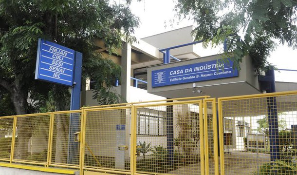 A Federação das Indústrias do Estado do Rio de Janeiro (Firjan) manifestou apoio à decisão do Senado de instauração do processo de impeachment da presidenta Dilma, que considera “mais um exemplo da força da democracia brasileira”, e também ao novo governo; a Firjan acredita que o diálogo, “há tanto tempo ausente do comando da nação”, estará de volta com Michel Temer. ”Agora terá início um novo governo. Um novo Brasil, que deve estar unido na busca pela superação da crise e da retomada do crescimento”, indica a entidade