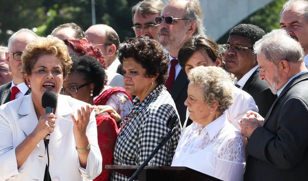 Deputada Jandira Feghali (PCdoB-RJ), que esteve à frente da luta contra o impeachment da presidente Dilma Rousseff, disse que o Senado "mancha mais uma vez sua historia, como fez em 64 quando declarou vaga a presidência com o presidente Jango em território nacional"; Jandira reafirmou que permanecerá na luta pela democracia e parabenizou "o povo brasileiro, as organizações sociais, à altivez e capacidade de luta da presidenta Dilma"; "Estamos juntos e vamos firmes garantir o retorno de Dilma ao lugar em que o povo lhe colocou nas eleições de 2014. Não reconheço o governo ilegítimo de Temer"