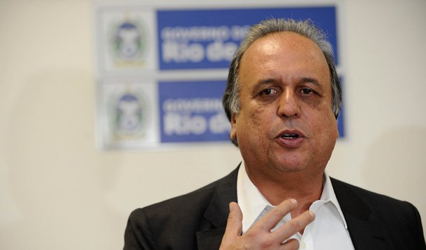 Governador do Rio de Janeiro, Luiz Fernando Pezão (PMDB), disse que apesar da crise que "desmanchou" as finanças estaduais,  as áreas consideradas prioritárias - segurança, saúde, educação e Olimpíadas - não deverão ser afetadas por cortes; "A arrecadação voltou aos níveis de 2009. Essa é uma coisa de maluco e muito difícil. Já paguei 50 por cento do décimo terceiro dos servidores e estou lutando para pagar o restante, tomara ainda esse ano", disse Pezão. "Estamos tirando coelhos da cartola todos os dias... mas posso dizer que segurança, saúde, educação e Olimpíadas são nossas prioridades", disse
