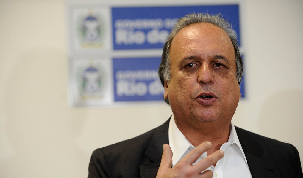 Governador do Rio de Janeiro, Luiz Fernando Pezão (PMDB), disse que apesar da crise que "desmanchou" as finanças estaduais,  as áreas consideradas prioritárias - segurança, saúde, educação e Olimpíadas - não deverão ser afetadas por cortes; "A arrecadação voltou aos níveis de 2009. Essa é uma coisa de maluco e muito difícil. Já paguei 50 por cento do décimo terceiro dos servidores e estou lutando para pagar o restante, tomara ainda esse ano", disse Pezão. "Estamos tirando coelhos da cartola todos os dias... mas posso dizer que segurança, saúde, educação e Olimpíadas são nossas prioridades", disse