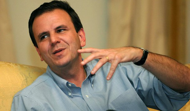 "O que eu ouvi ali foi um advogado boquirroto numa reunião pré-crime fazendo ilações sobre o senador Romário. O senador Romário é um homem sério, que teve uma acusação contra ele há alguns meses e o próprio órgão de imprensa que o acusou voltou atrás. Então, é o típico papo de boquirroto", disse prefeito do Rio, Eduardo Paes (PMDB), sobre a conversa gravada do advogado Edson Ribeiro, que cita suposto acordo pela candidatura de Pedro Paulo para esconder contas do ex-jogador na Suíça 