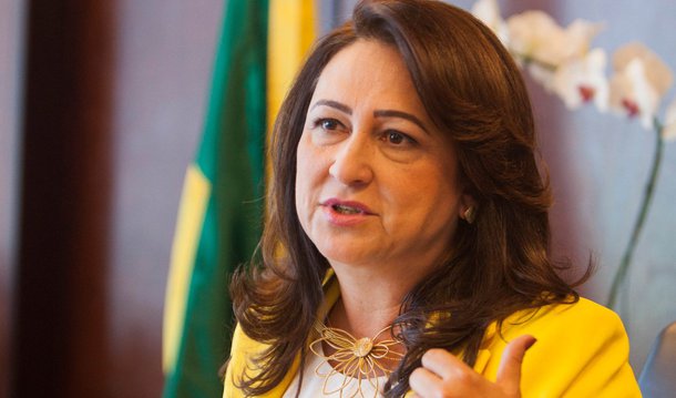 Ministério da Agricultura, Pecuária e Abastecimento escolheu o complexo de favelas do Alemão para receber o primeiro projeto de hortas urbanas do governo federal; Teremos um espaço de treinamento, de formação, para ensinar como fazer e, quem sabe, isso possa se transformar em renda para os jovens e para as mães”, disse a ministra Kátia Abreu; também foram assinados convênios para implantação do projeto em outros dez municípios fluminenses