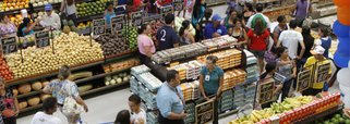 A informação foi divulgada pela Associação Brasileira de Supermercados, comparando a alta com o mesmo período do ano passado; de acordo com os dados, nesse percentual,  já está considerado o desconto da inflação do período, medida pelo Índice Nacional ao Consumidor Amplo (IPCA), do IBGE; no acumulado desde janeiro deste ano, há um recuo de 1,02%, também com valor já deflacionado; se comparado a igual mês do ano passado, as vendas caíram 1,56%