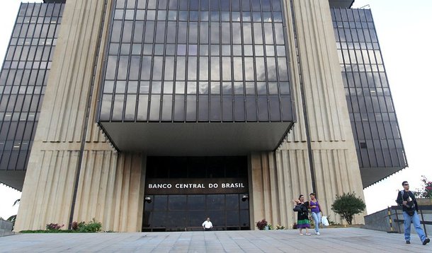 Dados do Banco Central indicam que em janeiro o Brasil teve um déficit em transações correntes da ordem de US$ 4,817 bilhões; saldo negativo em em 12 meses corresponde a 2,94% do Produto Interno Bruto (PIB); já os investimentos diretos no país (IDP) somaram US$ 5,455 bilhões em janeiro