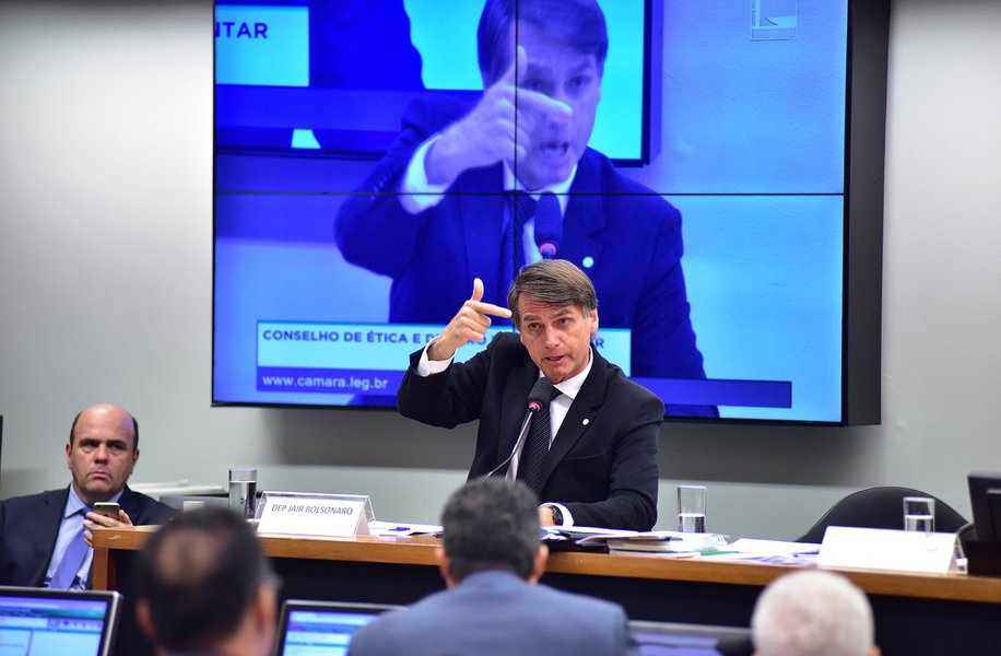 Deputado Jair Bolsonaro (PSC-RJ) diz ser vítima de perseguição política e assegura que nada o impedirá de lançar candidatura à Presidência da República em 2018; "Gostem ou não gostem, eu sou candidato em 2018", anunciou, durante sessão do Conselho de Ética que analisa o processo por quebra de decoro parlamentar contra o deputado Jean Wyllys (PSOL-RJ); ele destacou já ter respondido a 30 processos; "É uma perseguição atrás da outra"