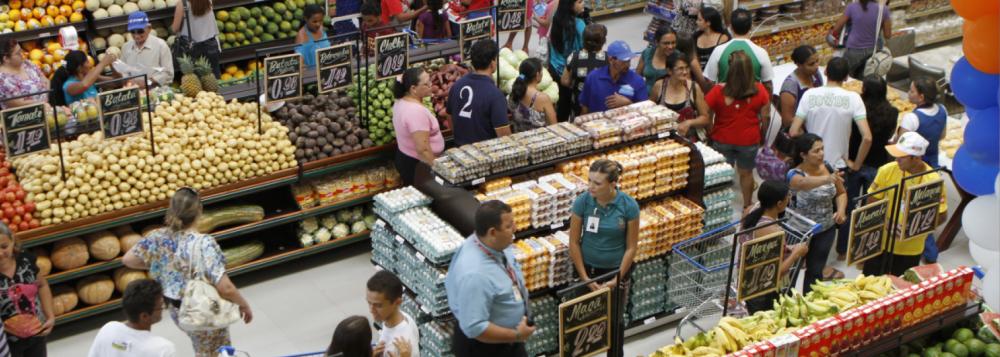 A informação foi divulgada pela Associação Brasileira de Supermercados, comparando a alta com o mesmo período do ano passado; de acordo com os dados, nesse percentual,  já está considerado o desconto da inflação do período, medida pelo Índice Nacional ao Consumidor Amplo (IPCA), do IBGE; no acumulado desde janeiro deste ano, há um recuo de 1,02%, também com valor já deflacionado; se comparado a igual mês do ano passado, as vendas caíram 1,56%