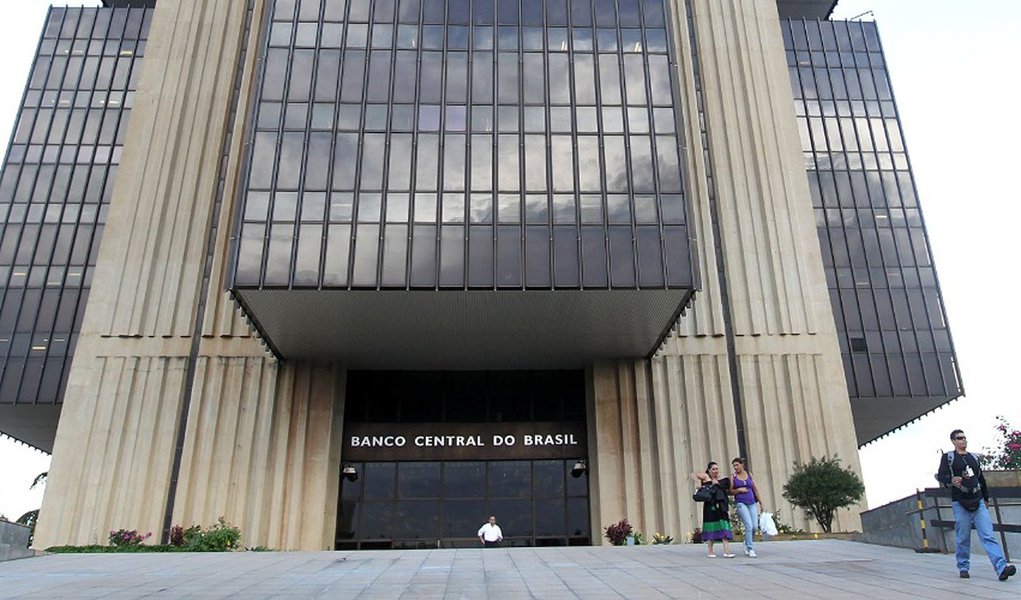 Dados do Banco Central indicam que em janeiro o Brasil teve um déficit em transações correntes da ordem de US$ 4,817 bilhões; saldo negativo em em 12 meses corresponde a 2,94% do Produto Interno Bruto (PIB); já os investimentos diretos no país (IDP) somaram US$ 5,455 bilhões em janeiro