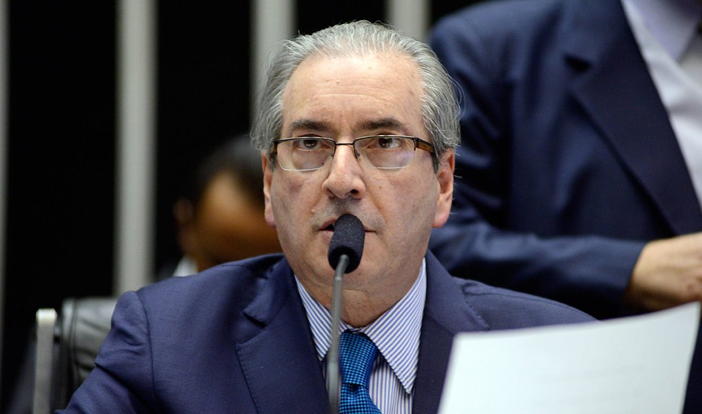 Em um claro sinal de retaliação contra o governo, diante das denúncias envolvendo seu nome com esquemas de corrupção, o presidente da Câmara, Eduardo Cunha (PMDB-RJ), afirma que a proposta de Desvinculação de Receitas da União (DRU), essencial para o funcionamento do governo, chegou tarde e não é mais possível aprová-la esse ano; CCJ deve começar a debater a matéria na semana que vem