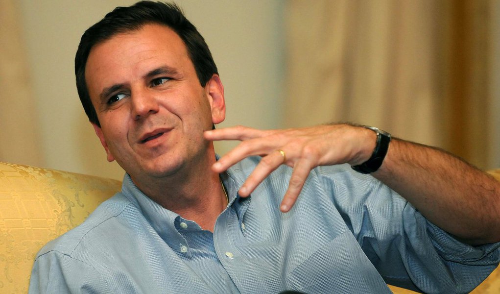 "O que eu ouvi ali foi um advogado boquirroto numa reunião pré-crime fazendo ilações sobre o senador Romário. O senador Romário é um homem sério, que teve uma acusação contra ele há alguns meses e o próprio órgão de imprensa que o acusou voltou atrás. Então, é o típico papo de boquirroto", disse prefeito do Rio, Eduardo Paes (PMDB), sobre a conversa gravada do advogado Edson Ribeiro, que cita suposto acordo pela candidatura de Pedro Paulo para esconder contas do ex-jogador na Suíça 