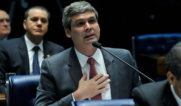 Senador Lindbergh Farias (PT-­RJ) lamentou, em Brasília (DF), a decisão do ministro do STF Teori Zavascki que negou o recurso para suspender a sessão que analisa a abertura do processo de impeachment da presidente; o parlamentar participa da sessão de votação da abertura do processo de impeachment de Dilma; "Já sabíamos que a essa altura dos acontecimentos seria difícil conseguir uma vitória. Mas a AGU (Advocacia­Geral da União) fez certo. Tinha que recorrer. Hoje é difícil ser um placar favorável, mas vamos entrar com várias ações no STF depois"