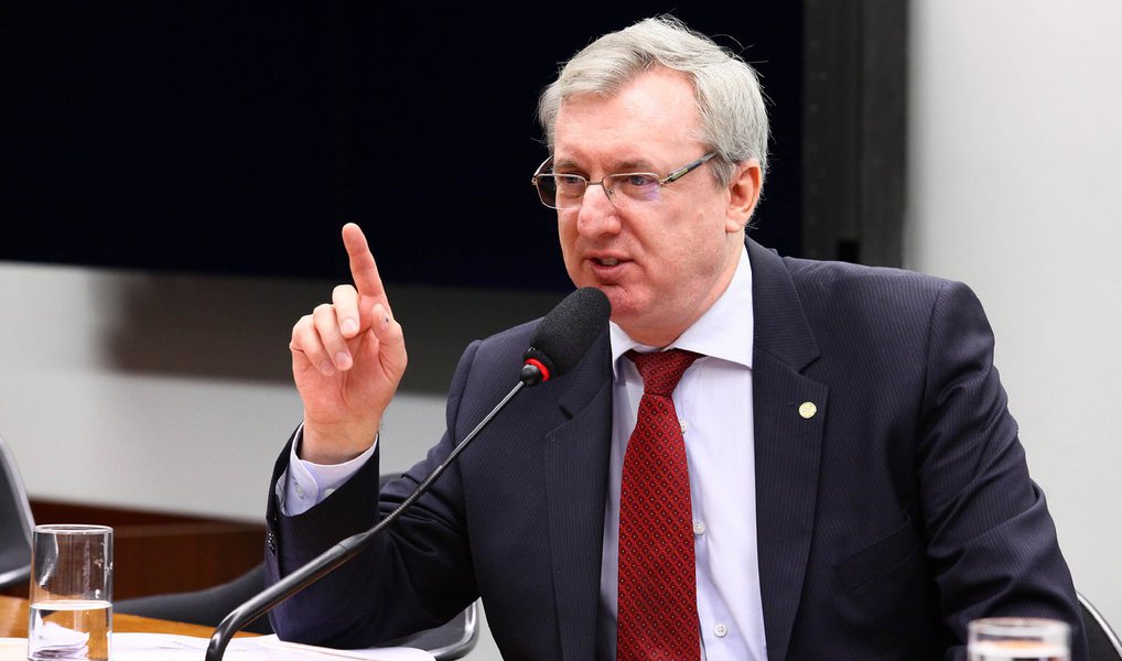 O ministro da Ciência, Tecnologia e Inovação, Celso Pansera, um dos seis ministros do PMDB que permanecem no governo após o anúncio da legenda de se desligar do governo federal, disse hoje (1º) que não concorda com a decisão de seu partido. “Quem saiu, quem votou, foi um setor do PMDB. É legítimo, mas quem vota o impeachment é a bancada da Câmara e a bancada da Câmara, boa parte dela, não foi à reunião. Eu tenho certeza que boa parte da bancada do PMDB ainda é contra o impeachment”.
 