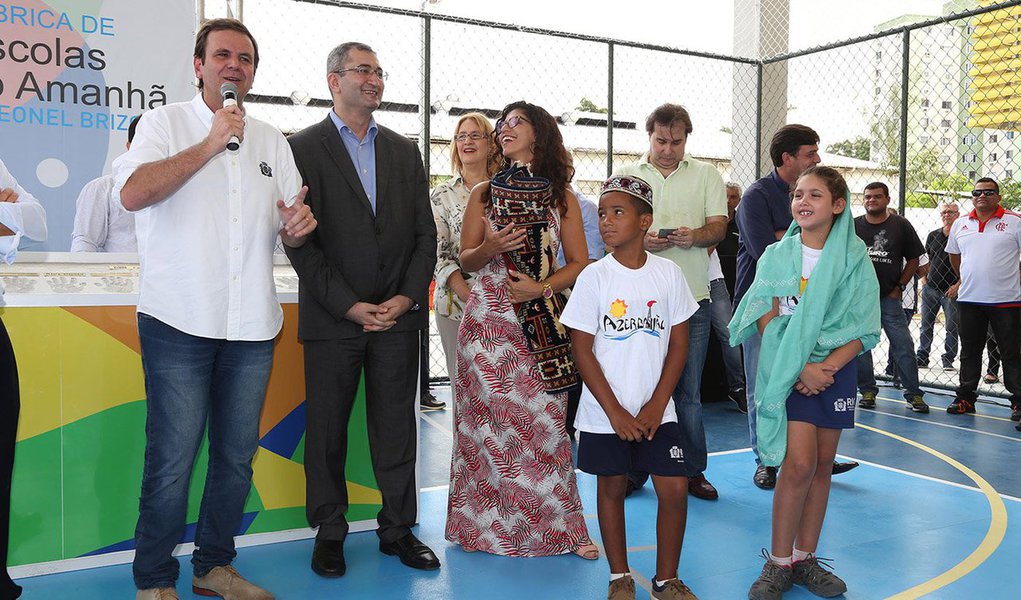  prefeito do Rio de Janeiro, Eduardo Paes, inaugurou mais uma unidade escolar construída pelo programa Fábrica de Escolas do Amanhã Governador Leonel Brizola, em Jacarepaguá, zona oeste da cidade; a Escola Municipal Primário Azerbaijão, no Anil, vai beneficiar 720 alunos, do 1º ao 6º ano, que estudarão em turno único, com sete horas de aula por dia; o embaixador do Azerbaijão no Brasil, Elnur Sultanov, esteve presente na inauguração e presenteou a escola com um tapete, uma das tradições culturais do país europeu