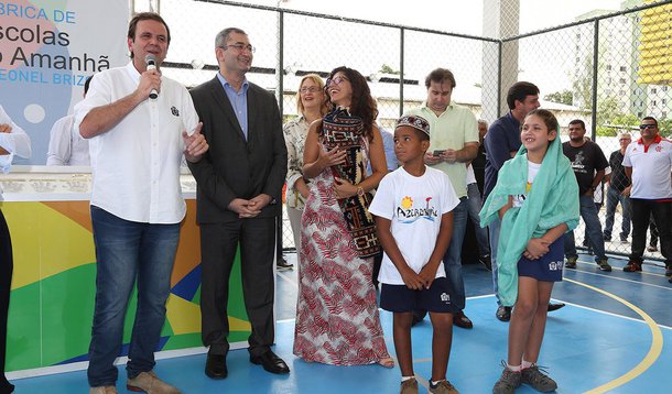  prefeito do Rio de Janeiro, Eduardo Paes, inaugurou mais uma unidade escolar construída pelo programa Fábrica de Escolas do Amanhã Governador Leonel Brizola, em Jacarepaguá, zona oeste da cidade; a Escola Municipal Primário Azerbaijão, no Anil, vai beneficiar 720 alunos, do 1º ao 6º ano, que estudarão em turno único, com sete horas de aula por dia; o embaixador do Azerbaijão no Brasil, Elnur Sultanov, esteve presente na inauguração e presenteou a escola com um tapete, uma das tradições culturais do país europeu