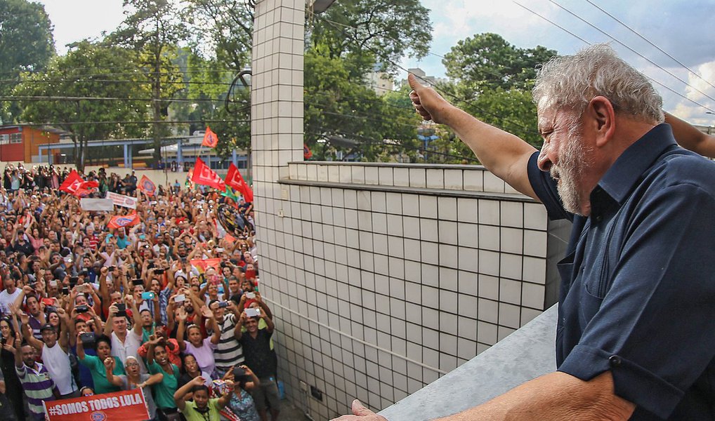 "A presidente Dilma Rousseff e a cúpula do governo aguardam a chegada do ex-presidente Lula em Brasília nas próximas horas para acertar seu ingresso no ministério. Embora ninguém ouse dizer "ele aceitou", o fato de estar vindo a Brasília indica disposição para aceitar. E com isso, Dilma lança mão de sua última carta, o ás de ouro, no esforço para salvar seu governo"; a informação é da colunista do 247, Tereza Cruvinel; ela pontua que a presidente será acusada ter abdicado para Lula e ele de estar fugindo de Sergio Moro, mas pondera, ao destacar declaração de um dirigente petista: "estamos numa guerra e o outro lado está fazendo uso de armamento pesado"; segundo Cruvinel, é mais provável que Lula vá para a Secretaria de Governo, porque a articulação política está a cargo desta pasta