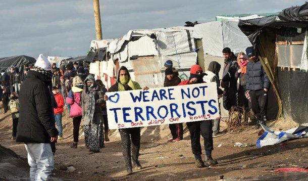 Migrantes do campo de Calais, na França, o maior da Europa, atacaram caminhões e a polícia depois das forças de segurança terem iniciado o desmonte parcial do acampamento, pelo menos quatro pessoas foram presas e vários policiais ficaram feridos nos confrontos