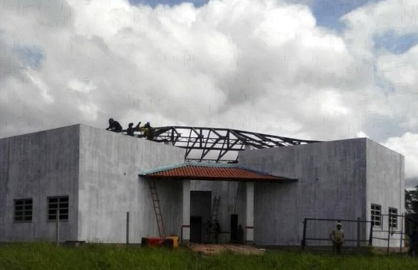 O governo do Maranhão deve iniciar a construção de ao menos 20 escolas do programa Escola Digna, instituído no dia 1 de janeiro pelo executivo estadual com o objetivo de om meta de substituir escolas improvisadas de taipa, palha, galpões ou outros estabelecimentos considerados inadequados, por estruturas de alvenaria; segundo a atual gestão, estão agendas para acontecer até de abril as licitações para construção de 54 unidades do Escola Digna, através do Regime Diferenciado de Contratações – RDC, cuja finalidade é ampliar a eficiência nas contratações do poder público; a meta do governo é iniciar a construção de 156 unidades escolares ainda este ano