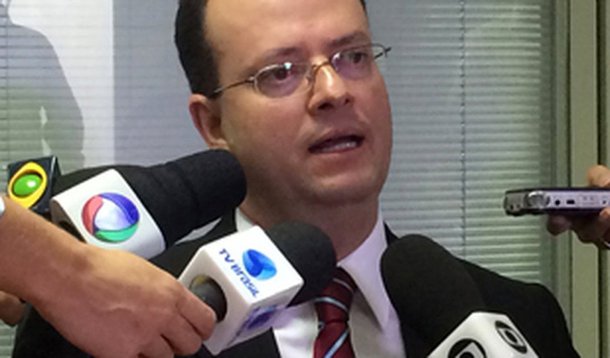 Governo do Distrito Federal informou que estuda mudar as regras do programa Nota Legal com objetivo de aumentar a arrecadação a partir do próximo ano; o subsecretário de Arrecadação, Hormino de Almeida Júnior, afirmou que não é descartada a redução do montante restituído no programa, fruto de taxas sobre mercadorias e serviços; atualmente são devolvidos até 30% do que o governo arrecada com os impostos ICMS e ISS