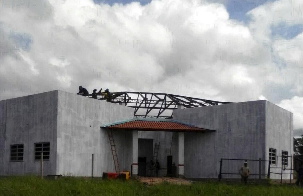 O governo do Maranhão deve iniciar a construção de ao menos 20 escolas do programa Escola Digna, instituído no dia 1 de janeiro pelo executivo estadual com o objetivo de om meta de substituir escolas improvisadas de taipa, palha, galpões ou outros estabelecimentos considerados inadequados, por estruturas de alvenaria; segundo a atual gestão, estão agendas para acontecer até de abril as licitações para construção de 54 unidades do Escola Digna, através do Regime Diferenciado de Contratações – RDC, cuja finalidade é ampliar a eficiência nas contratações do poder público; a meta do governo é iniciar a construção de 156 unidades escolares ainda este ano