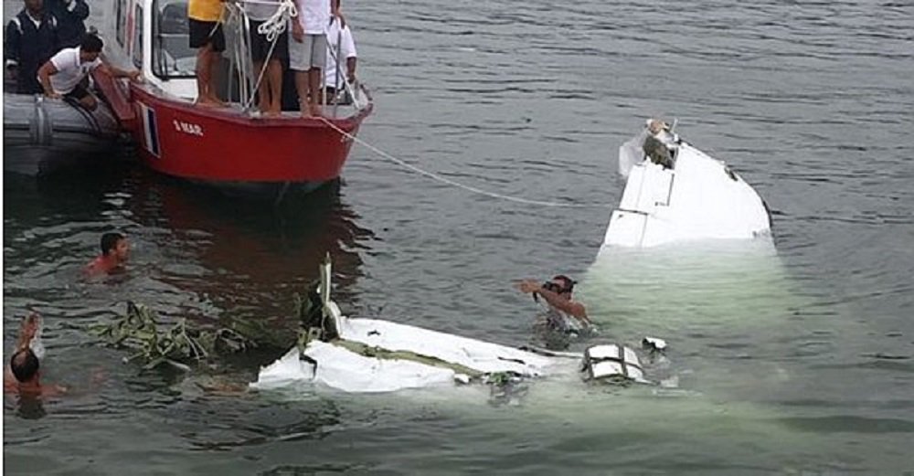 As informações foram repassadas por mergulhadores da equipe de resgate do Corpo de Bombeiros do Rio, que visualizaram cinco corpos dentro da aeronave; a Aeronáutica enviou a Paraty uma equipe de militares especializados em investigação de acidentes aeronáuticos, que vai atuar na coleta de dados no local do acidente