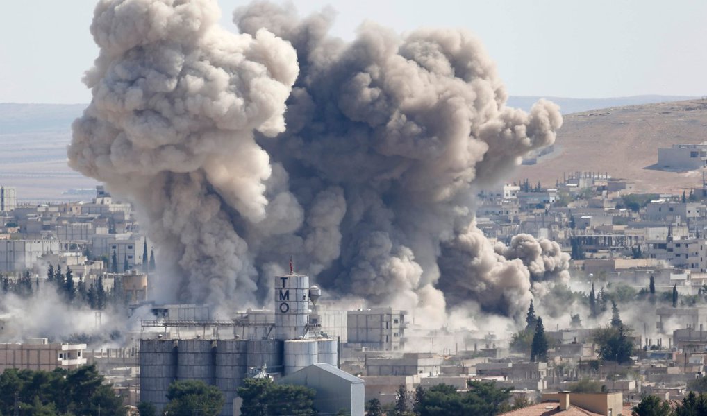 Jatos da Turquia realizaram bombardeios contra alvos do Estado Islâmico na Síria neste sábado, um dia antes de os turcos irem às urnas para votar em uma eleição parlamentar, informou uma autoridade de alto escalão do governo; aviões norte-americanos estavam a postos para auxiliar, e todas as aeronaves envolvidas nas operações retornaram em segurança, disse o funcionário à Reuters; não houve participação de forças terrestres