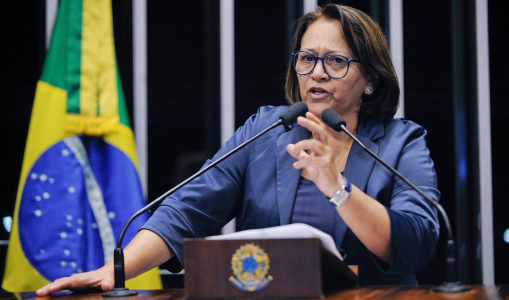 A senadora Fátima Bezerra chamou a atenção, nesta sexta (15), para o alerta feito pelo presidente do PT, Rui Falcão, de que “a tentativa de golpe que está sendo orquestrada no Congresso Nacional tem motivos sinistros, como o de abafar as investigações da Lava Jato"; para a senadora, o impeachment é uma farsa, em que deputados golpistas tentam assassinar a democracia; “Estão querendo condenar um governo, como se no Brasil o regime fosse parlamentarista, em que se derruba um Governo não pelo impeachment, mas pelo recall”, disse