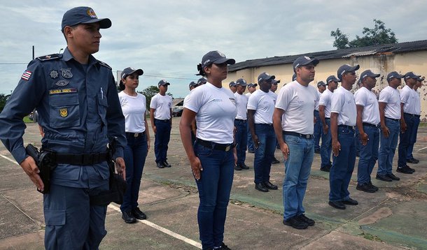 O governador do Maranhão, Flávio Dino (PCdoB), reforçou que editou uma Medida Provisória (MP) instituindo premiação para policiais por apreensão de armas de fogo; a premiação varia entre R$ 300 e R$ 1,5 mil de acordo com o potencial lesivo da arma, segundo o Estatuto do Desarmamento (Lei Federal nº 10.826/03), e circunstâncias da apreensão, segundo o texto da MP; o valor é condicionado à situação de flagrante e à entrega das armas não municiadas aos órgãos competentes