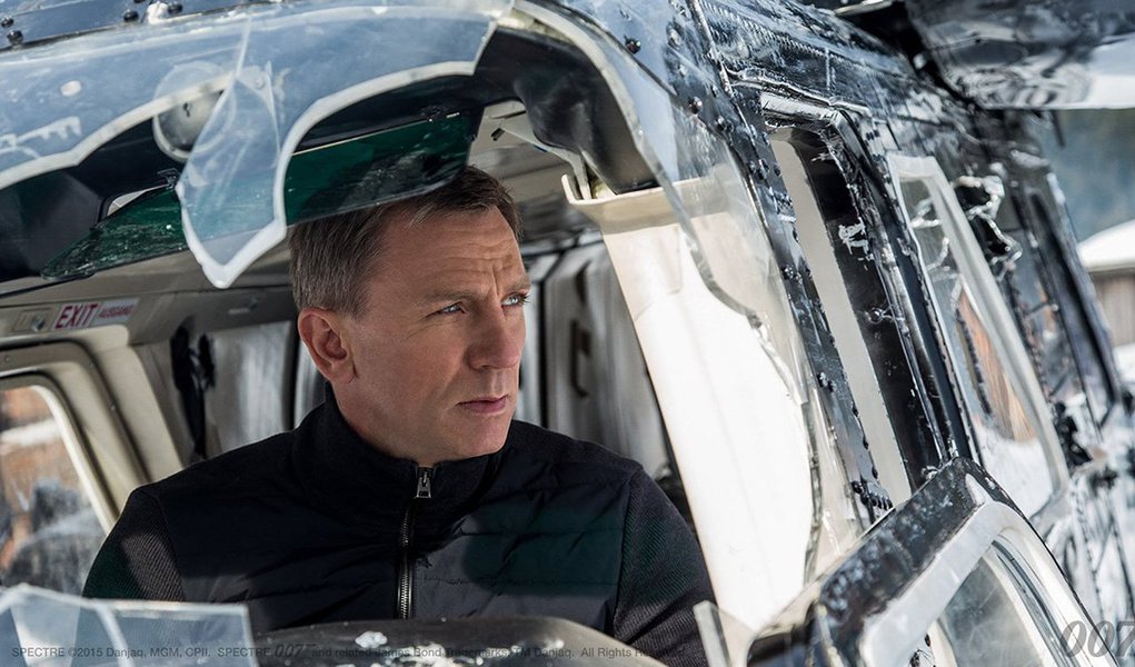 O rival principal desta vez foi o "Snoopy &amp; Charlie Brown: Peanuts, o Filme" em seu segundo fim de semana nos cinemas norte-americanos, e uma leva fraca de filmes sem muita inspiração; James Bond abocanhou mais US$ 35,4 milhões em bilheteria para chegar a um total de US$ 130,7 milhões arrecadados desde o lançamento